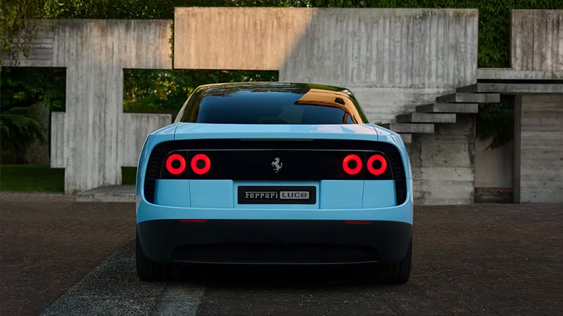 Vue arrière de la Ferrari LUCE bleu clair, montrant ses quatre feux ronds emblématiques et son design épuré.