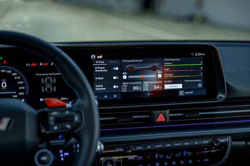 Écran d'infodivertissement de la Hyundai IONIQ 5 N affichant les modes de performance N, le N Drift Optimizer, les températures du moteur et la répartition du couple.