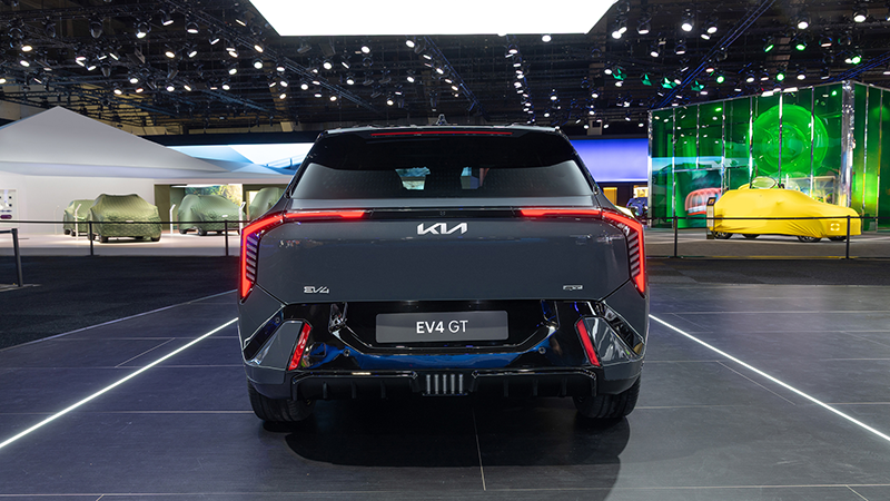 Vue arrière de la nouvelle Kia EV4 GT, montrant les feux LED horizontaux distinctifs et le pare-chocs sport spécifique avec diffuseur noir brillant.