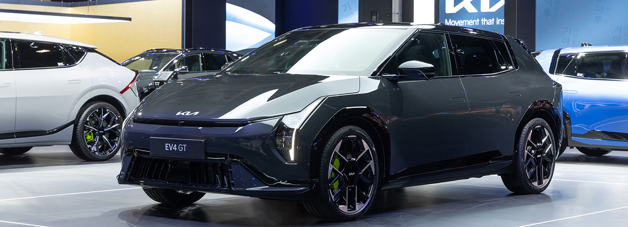 Photo de trois quarts avant de la nouvelle Kia EV4 GT de 292 ch en coloris gris,