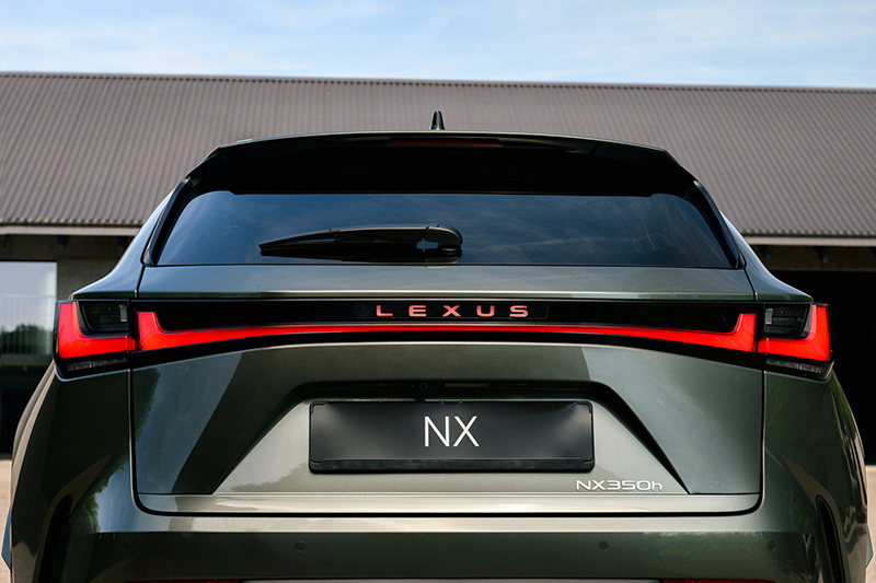Lexus NX 350 h vue arrière avec les feux et le bandeau lumineux