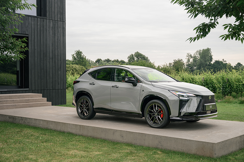 Lexus NX 450h+_F SPORT en static sur une terrasse
