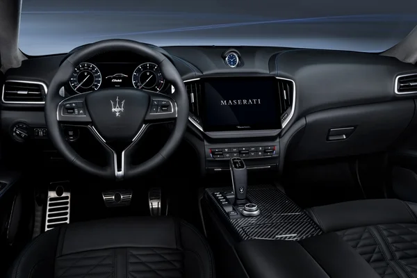17 Maserati Ghibli Hybrid
