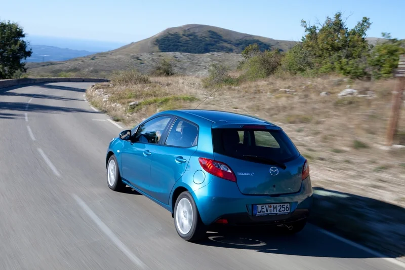 Mazda2 2010 action 04  jpg300