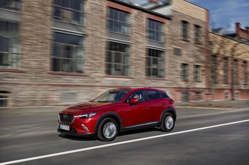 cx-3 2015 action 02 screen