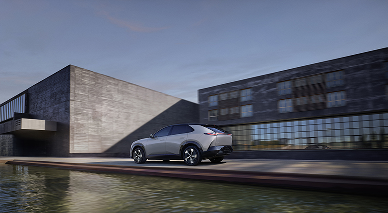 Mazdz CX 6e  vuelatérale entre une piscine et un batiment