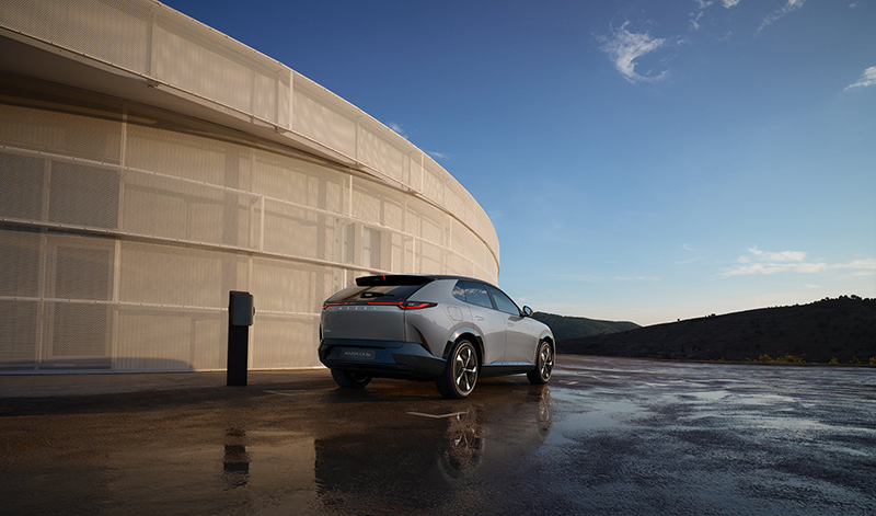 mazda cx 6e  vue arrière exposé le long d'un mur