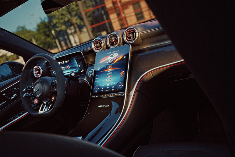 écran multimédia Mercedes-AMG GLC 53 4MATIC+ interface MBUX affichage performance AMG intérieur SUV sportif
