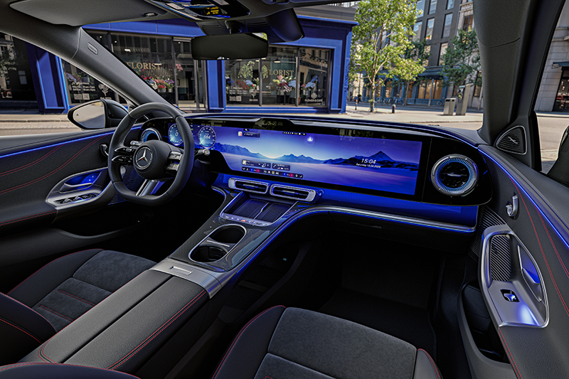 Vue du tableau de bord de la Mercedes Classe C électrique avec l'écran géant MBUX Hyperscreen de 39 pouces et interface MB.OS.