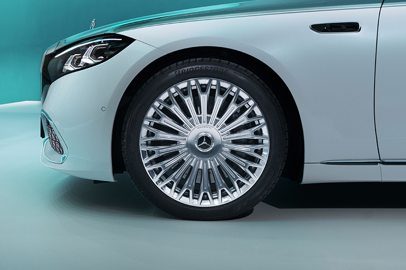 Zoom sur la jante forgée multibranches de la Mercedes-Maybach Classe S 2026 avec logo central Mercedes-Benz flottant toujours vertical