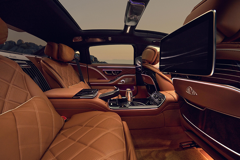 Habitacle arrière Mercedes-Maybach Classe S 2026 avec sièges Executive cuir Nappa, écrans MBUX 13,1 pouces et console centrale avec flûtes à champagne argentées