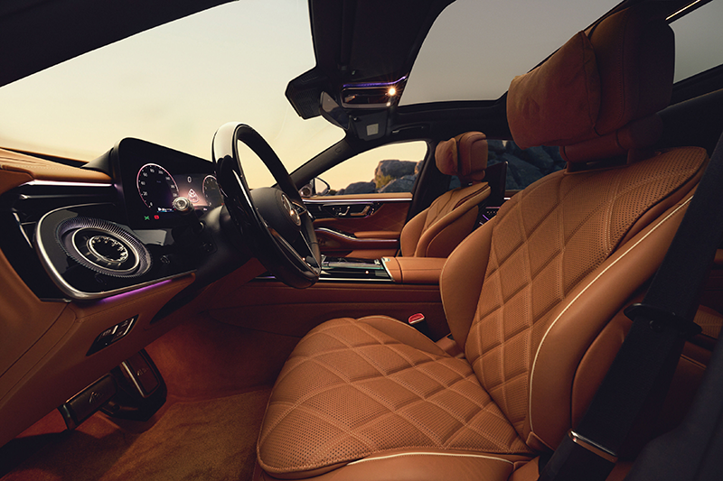 Gros plan sur le textile Mirville de la Mercedes-Maybach Classe S 2026 avec motifs en losanges matelassés et passepoil blanc