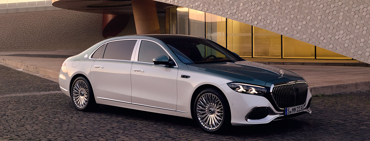 Vue de trois-quarts avant de la nouvelle Mercedes-Maybach Classe S 2026 bicolore