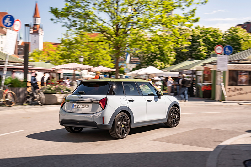 Mini Cooper S 5 portes devant un marché