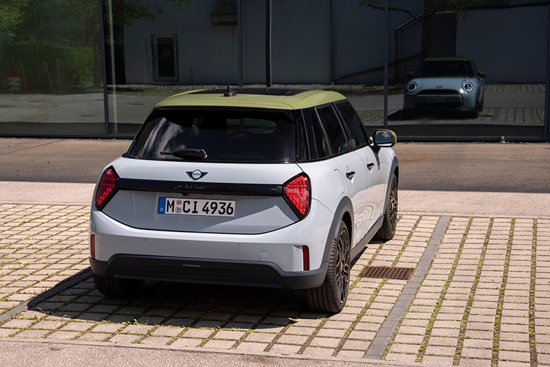 Vue arrière Mini Cooper S 5 portes stationnée sur une palce en pavé