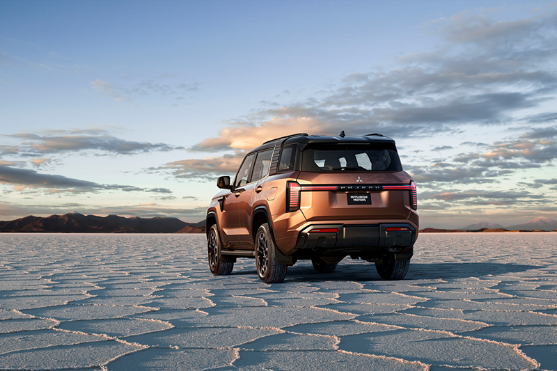 Mitsubishi Pajeo le hayon arrière exposé dans le desert