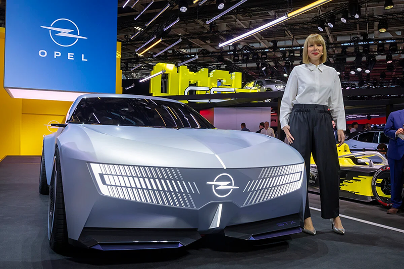 Futur Opel STX en présentation avec une modèle