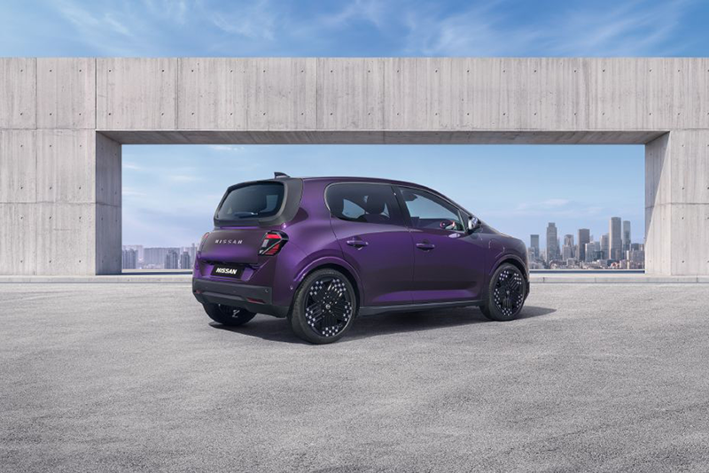 Nissan Pixo devant un mur
