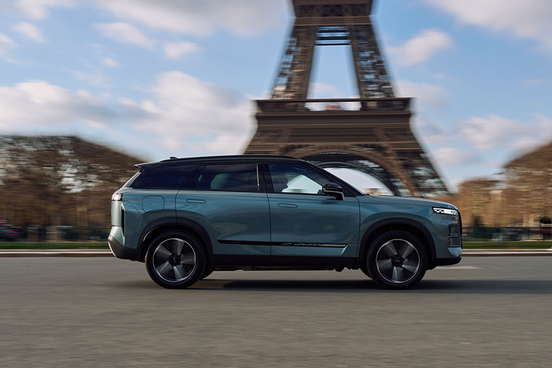 Photo de profil devant la Tour Eiffel à Paris, portrait en extérieur avec la Dame de Fer en arrière-plan.