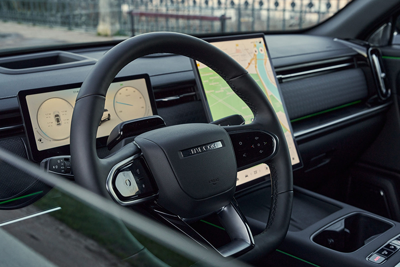 Vue sur le tableau de bord du JAECOO 7 PHEV avec écran vertical 14,8 pouces, instrumentation numérique 10,25 pouces et affichage tête haute