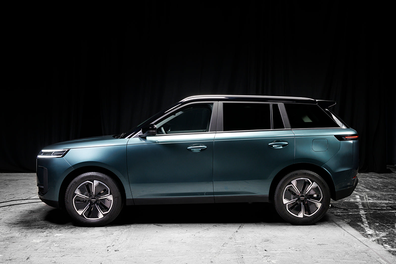 Profil latéral du JAECOO 5 Hybride 2026 de 4,38 m avec jantes alliage 18 pouces