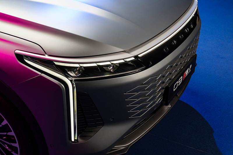 omoda-9-suv-hybride-2026-face-avant-calandre-optiques-led copie