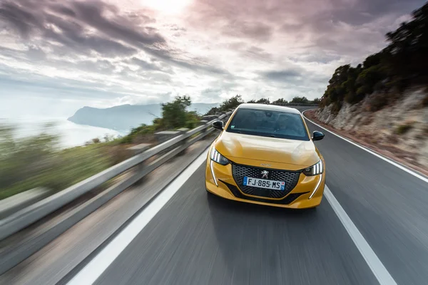 4 PEUGEOT 208 GTLine Yellow 0