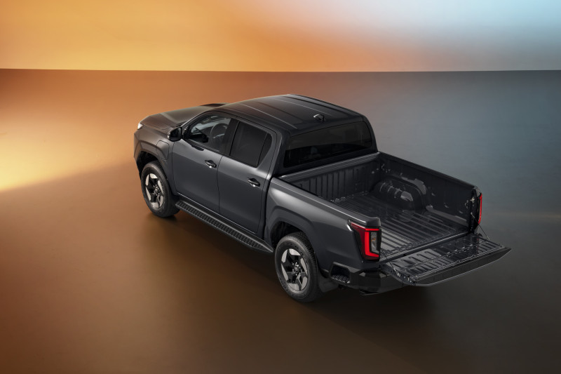 800 2026toyotahiluxbevhero13 copie