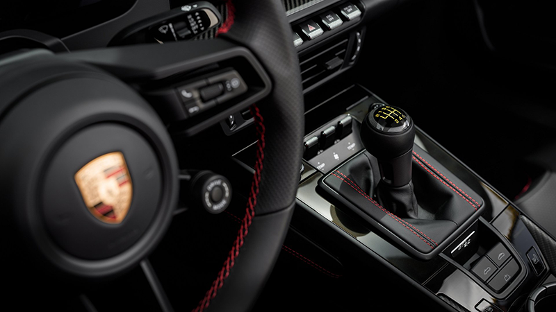 Intérieur de la Porsche 911 GT3 S/C avec boîte manuelle à 6 rapports, pommeau en bois, sièges sport en cuir tressé quatre tons et compte-tours gradué jusqu'à 9 000 tr/min.