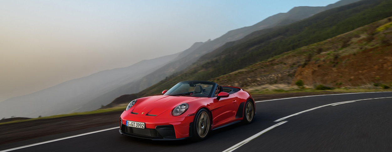 Porsche 911 GT3 S/C cabriolet rouge avec pack Street Style, moteur atmosphérique 4.0L et jantes en magnésium, conduite sur route sinueuse.