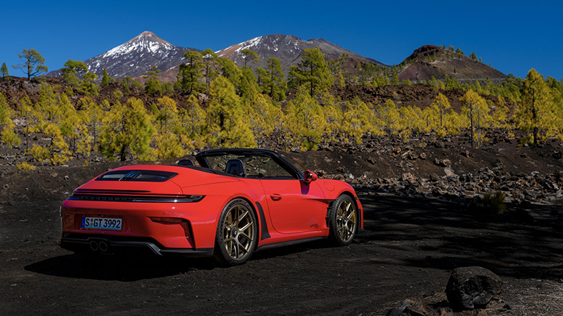 Vue latérale de la nouvelle Porsche 911 GT3 S/C décapotée en mode cabriolet, révélant l'habitacle biplace,