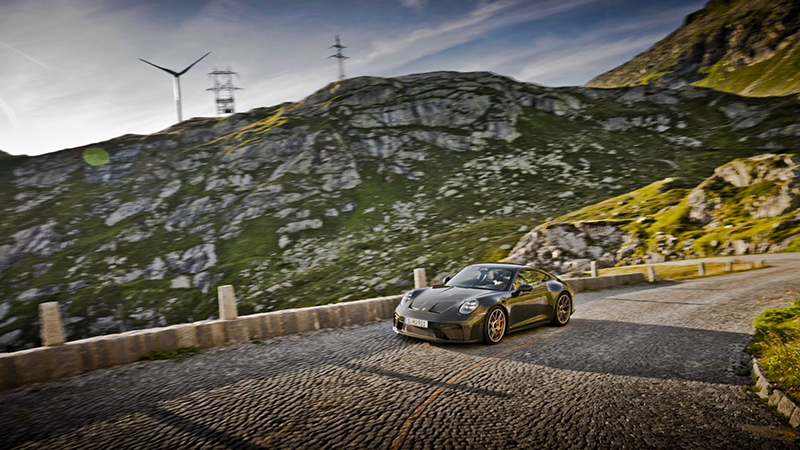 GT3 Bergsport 2026 Porsche Schweiz AG4  de face sur une route de montagne