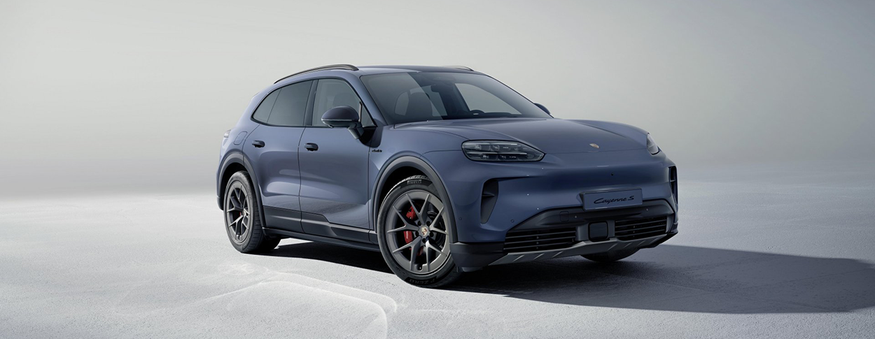 Vue trois-quart avant du nouveau Porsche Cayenne S Electric en Gris Volcano métallisé5 intr
