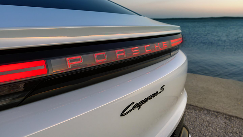 Vue arrière du Porsche Cayenne Coupé Electric focus sur le bandeau lumineux LED traversant et le volume du coffre
