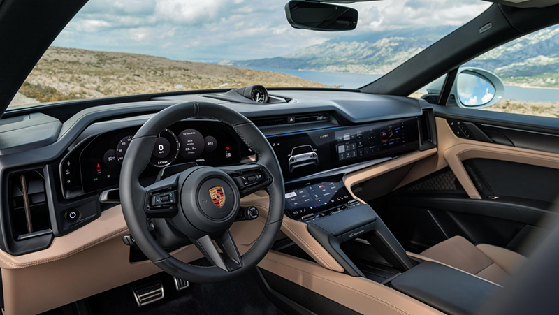 Poste de pilotage du Porsche Cayenne Coupé Electric avec le triple écran numérique Flow Display et le volant sport GT.