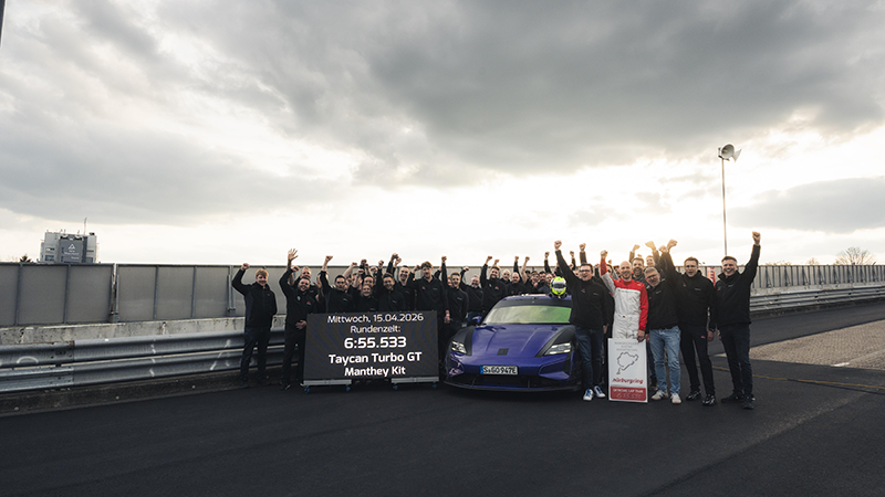 L’équipe Porsche et Manthey Racing pose avec le pilote Lars Kern sur la ligne d’arrivée du Nürburgring après avoir établi le record du tour avec le Taycan Turbo GT (06:55.533).
