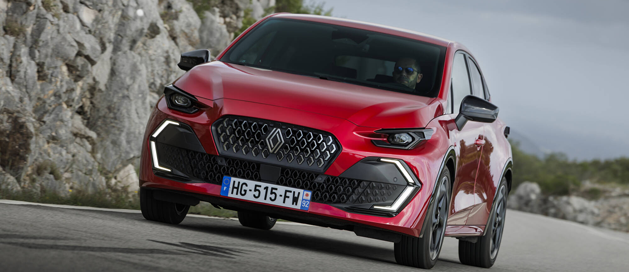 Vue de face  de la nouvelle Renault Clio Techno Eco-G 120 ch avec boîte automatique EDC, coloris rouge ,