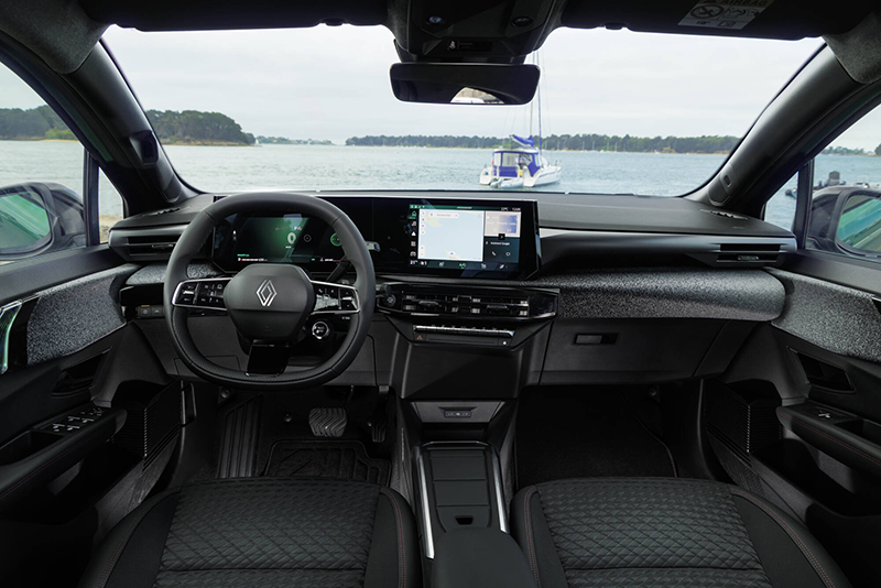 Renault Clio Eco G 120 auto  a bord de l'hanitacle vue sur la planche de bord
