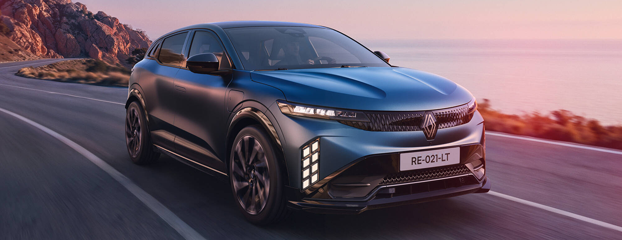 Nouvelle Renault Megane E Tech electric1 sur route de montagne