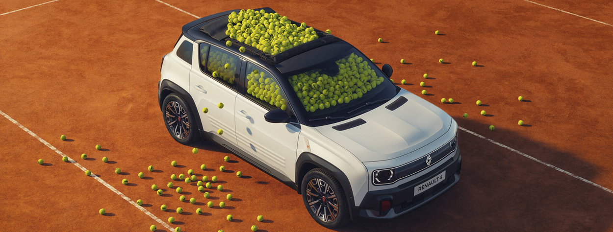 Show-car Renault 4 Roland-Garros E-Tech electric blanc glacier avec toit ouvrant en toile exposé en première mondiale au tournoi de Roland-Garros 2026.