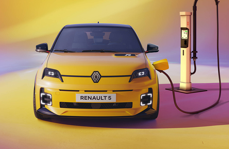 Renault 5 E Tech electric jaune de face avec borne de recharge