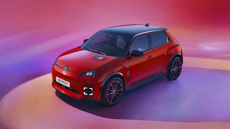 Renault 5 E Tech rouge electric6 en studio ave fond multicolor