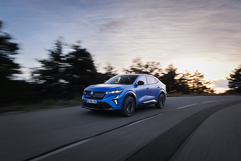 Renault Rafale E-Tech 4x4 300 ch finition Atelier Alpine, coloris Bleu Sommet Satin, avec jantes exclusives et châssis sport. SUV coupé haute performance hybride rechargeable 2026. Sommet1 copie