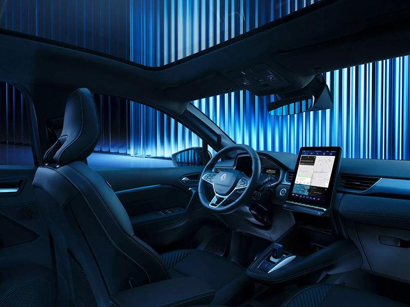 Poste de conduite du Renault Symbioz avec grand écran vertical OpenR Link et interface Google intégrée.