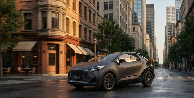 C-HR GR SPORT Mat Edition à l'angle d'une rue