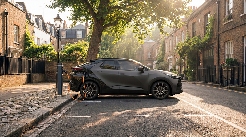 C-HR GR SPORT Mat Edition gris branchée à une borne de recharge