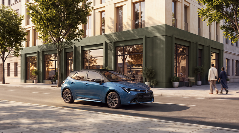 Toyota Corolla 60 eme anniversaire devant un batiment