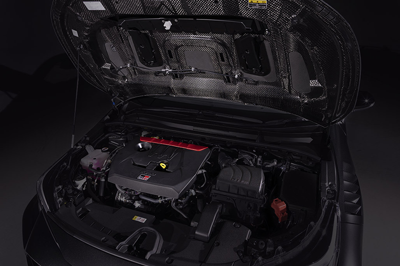 Capot ouvert sur le moteur qui atteint un couple moteur maximal de 415 Nm