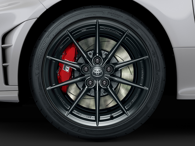 Gros plan sur la jante Track forgée 18 pouces à 10 rayons de la Toyota GR Yaris 2026 laissant apparaître le système de freinage hautes performances.