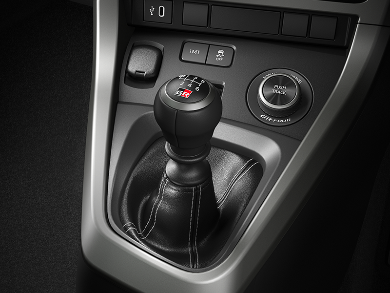 Console centrale de la Toyota GR Yaris 2026 avec levier de boîte manuelle à 6 rapports et commande de mode de conduite.